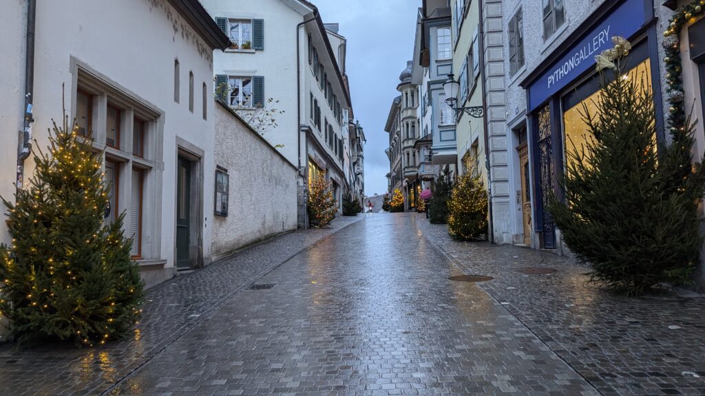 Aktuelles aus Zürich – Antiquariat an der Kirchgasse mit Weihnachtsdekoration